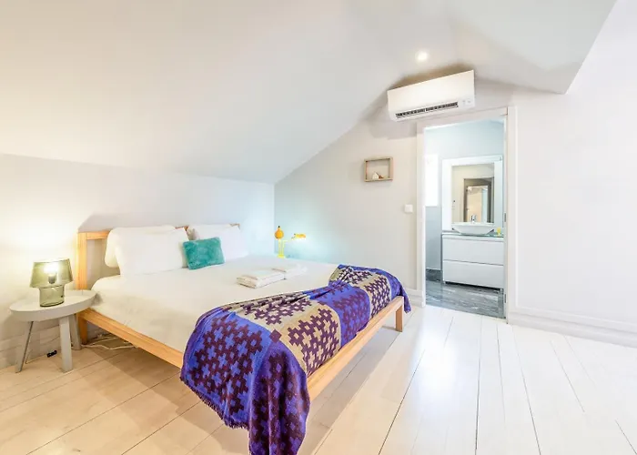 아파트 Guestready - Newly Renovated Chiado Haven *